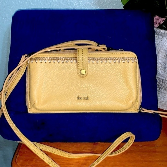 Beautiful wristlet clutch or Crossbody bag - Picture 1 of 6